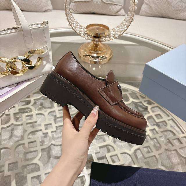 男款+10 普拉达 Prada 情侣款 普拉达 Prada 乐福鞋顶级版本增高小皮鞋火爆登场，原板复制！油边工艺～完美无瑕！采用高级感满满的开边珠小牛皮做鞋面，