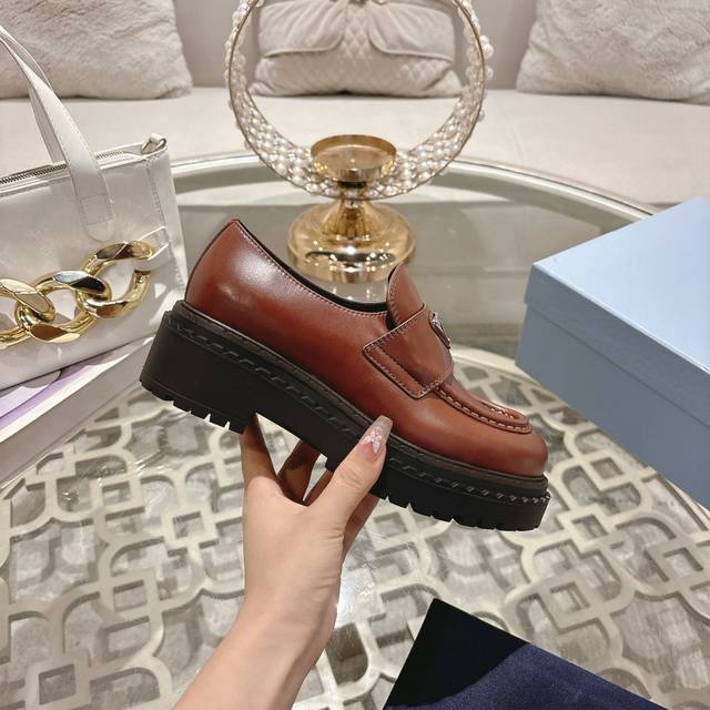 男款+10 普拉达 Prada 情侣款 普拉达 Prada 乐福鞋顶级版本增高小皮鞋火爆登场，原板复制！油边工艺～完美无瑕！采用高级感满满的开边珠小牛皮做鞋面，