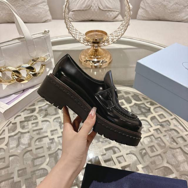 男款+10 普拉达 Prada 情侣款 普拉达 Prada 乐福鞋顶级版本增高小皮鞋火爆登场，原板复制！油边工艺～完美无瑕！采用高级感满满的开边珠小牛皮做鞋面，