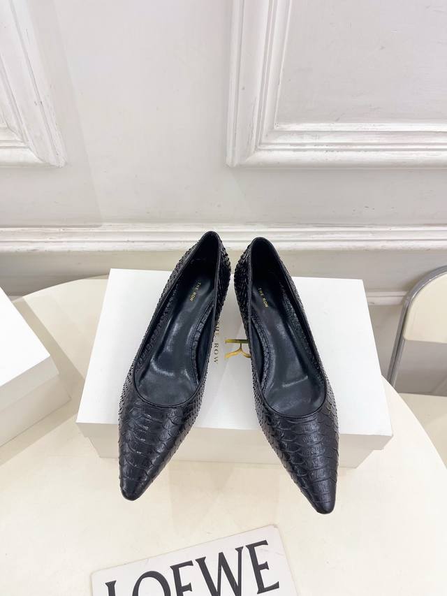 The Row 2025秋冬新品 Tr简约猫跟单鞋 高跟鞋 Tr作为这两年最受欢迎的设计师牌，设计简单、细节巧妙、清新脱俗！ 不想满大街撞款的可以看看这个品牌，