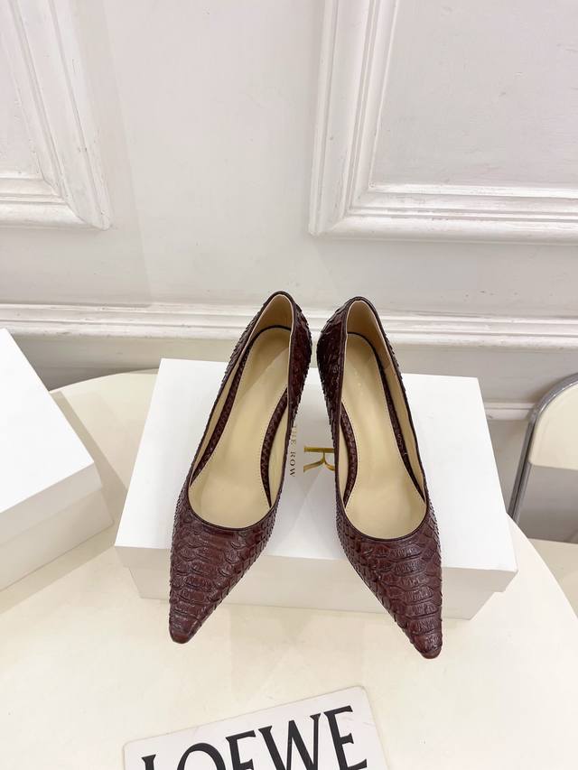 The Row 2025秋冬新品 Tr简约猫跟单鞋 高跟鞋 Tr作为这两年最受欢迎的设计师牌，设计简单、细节巧妙、清新脱俗！ 不想满大街撞款的可以看看这个品牌，