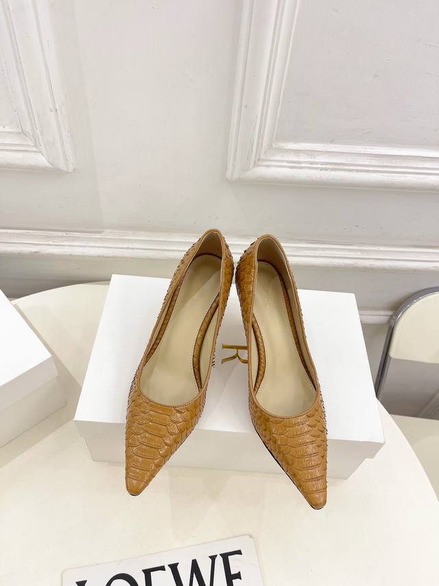 The Row 2025秋冬新品 Tr简约猫跟单鞋 高跟鞋 Tr作为这两年最受欢迎的设计师牌，设计简单、细节巧妙、清新脱俗！ 不想满大街撞款的可以看看这个品牌，