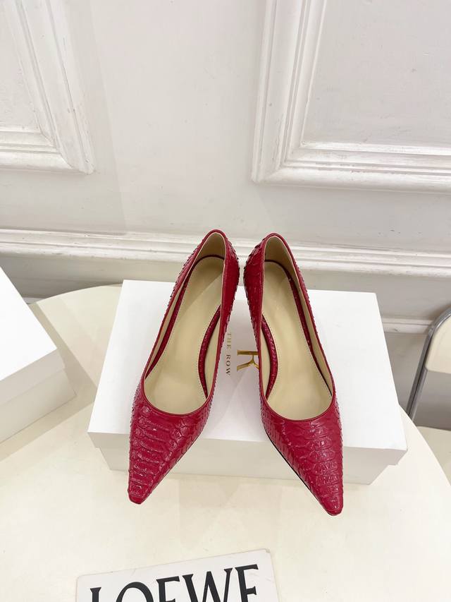 The Row 2025秋冬新品 Tr简约猫跟单鞋 高跟鞋 Tr作为这两年最受欢迎的设计师牌，设计简单、细节巧妙、清新脱俗！ 不想满大街撞款的可以看看这个品牌，