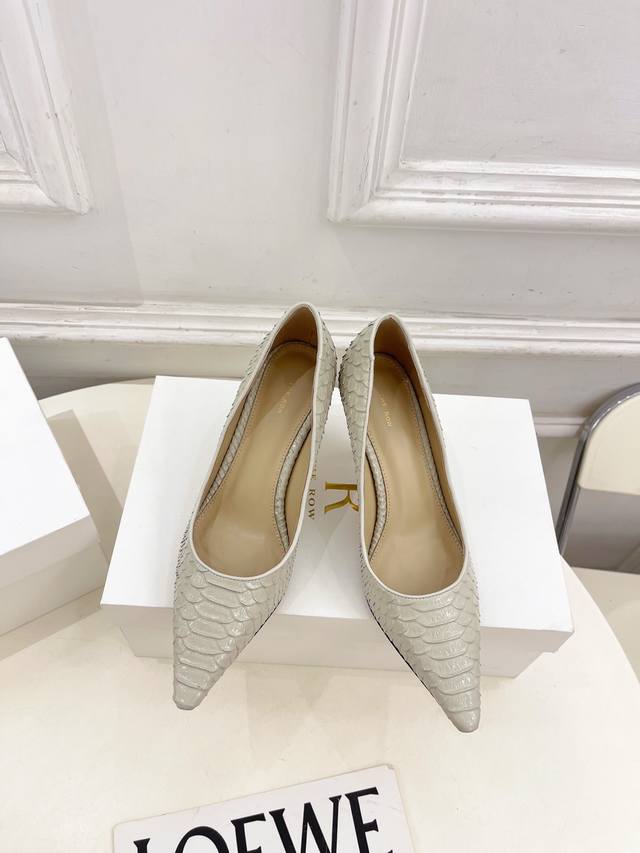 The Row 2025秋冬新品 Tr简约猫跟单鞋 高跟鞋 Tr作为这两年最受欢迎的设计师牌，设计简单、细节巧妙、清新脱俗！ 不想满大街撞款的可以看看这个品牌，