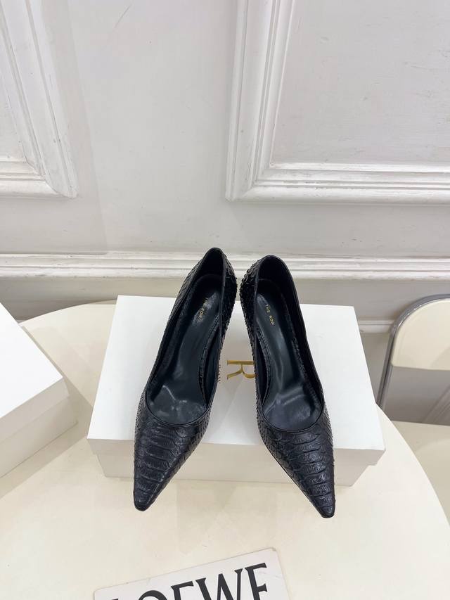 The Row 2025秋冬新品 Tr简约猫跟单鞋 高跟鞋 Tr作为这两年最受欢迎的设计师牌，设计简单、细节巧妙、清新脱俗！ 不想满大街撞款的可以看看这个品牌，