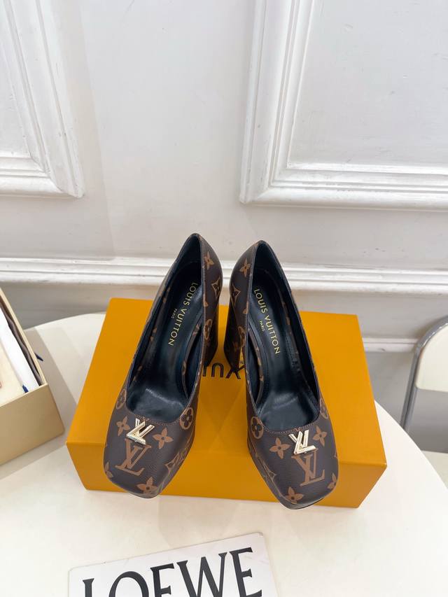 Lv 路易威登 25 2025秋冬新款 顶级版本 专柜主打最新品爆款V形镂空高跟防水台单鞋 硬货上新 Bs代购级别！高级感十足！国内外博主刷爆的一款，复古又时髦