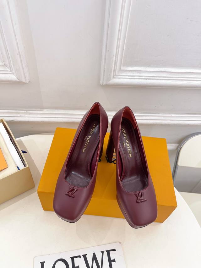 Lv 路易威登 25 2025秋冬新款 顶级版本 专柜主打最新品爆款V形镂空高跟防水台单鞋 硬货上新 Bs代购级别！高级感十足！国内外博主刷爆的一款，复古又时髦
