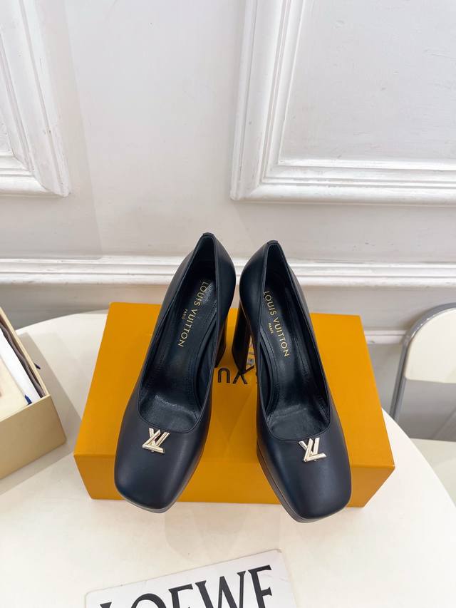 Lv 路易威登 25 2025秋冬新款 顶级版本 专柜主打最新品爆款V形镂空高跟防水台单鞋 硬货上新 Bs代购级别！高级感十足！国内外博主刷爆的一款，复古又时髦