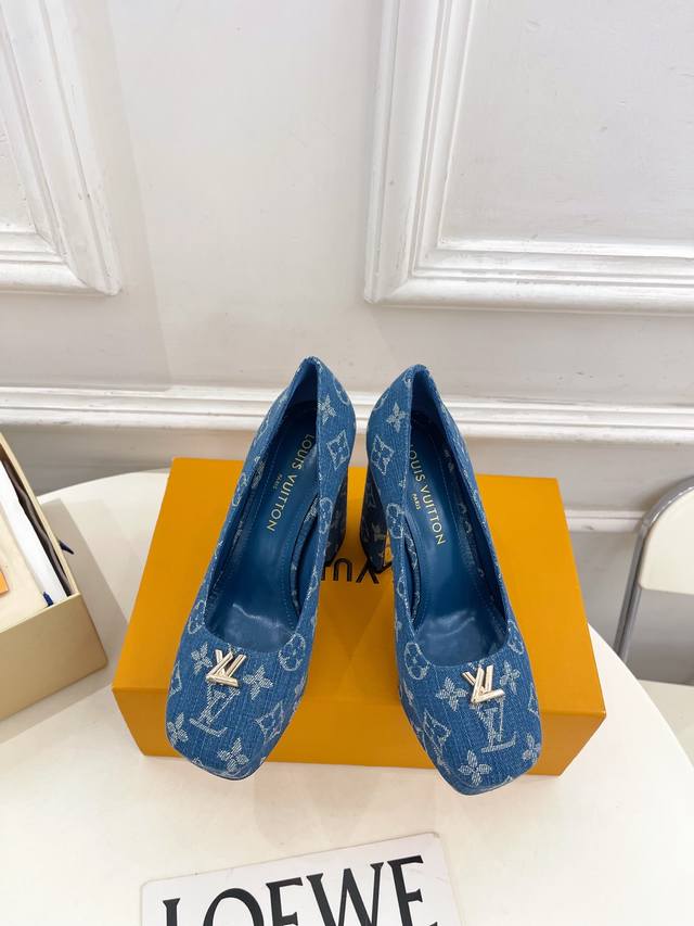 Lv 路易威登 25 2025秋冬新款 顶级版本 专柜主打最新品爆款V形镂空高跟防水台单鞋 硬货上新 Bs代购级别！高级感十足！国内外博主刷爆的一款，复古又时髦