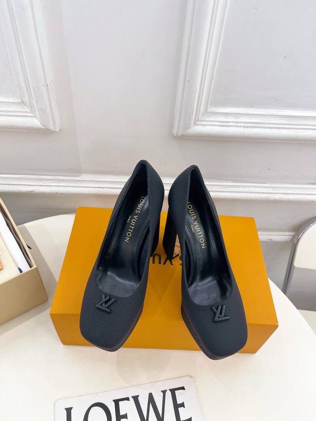 Lv 路易威登 25 2025秋冬新款 顶级版本 专柜主打最新品爆款V形镂空高跟防水台单鞋 硬货上新 Bs代购级别！高级感十足！国内外博主刷爆的一款，复古又时髦