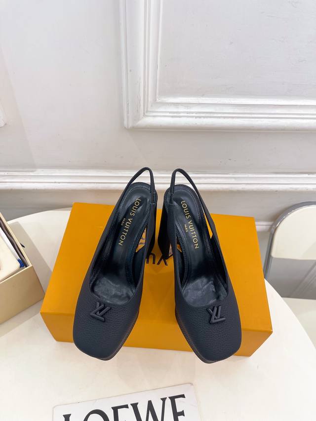 Lv 路易威登 25 2025秋冬新款 顶级版本 专柜主打最新品爆款V形镂空高跟防水台单鞋 硬货上新 Bs代购级别！高级感十足！国内外博主刷爆的一款，复古又时髦