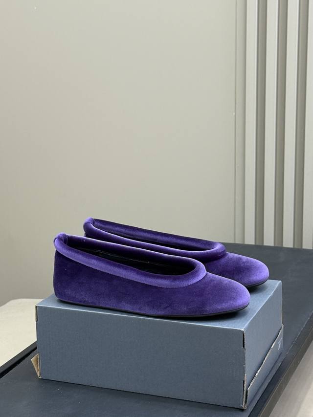 Alaia｜敲响秋冬的第一双美鞋 暖呼呼的别太可爱了吧 脚感太舒服啦 换季新装备，新款芭蕾舞鞋 啊迫不及待要把它接回家啦 #Alaia 阿莱亚 #Alaia #