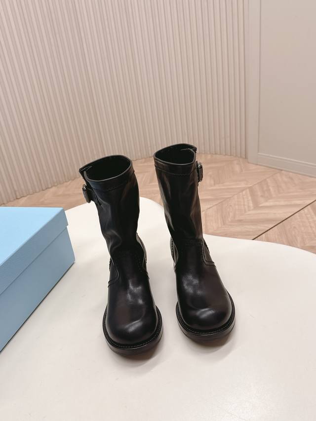 出 高端版本 Prada 普拉达一脚蹬王炸女靴 短靴 冬天买不到的系列，绝对是今年的大爆款！！贼好看！Prada靴子真的很哇塞！上脚大气显腿瘦气质这块刚好拿捏