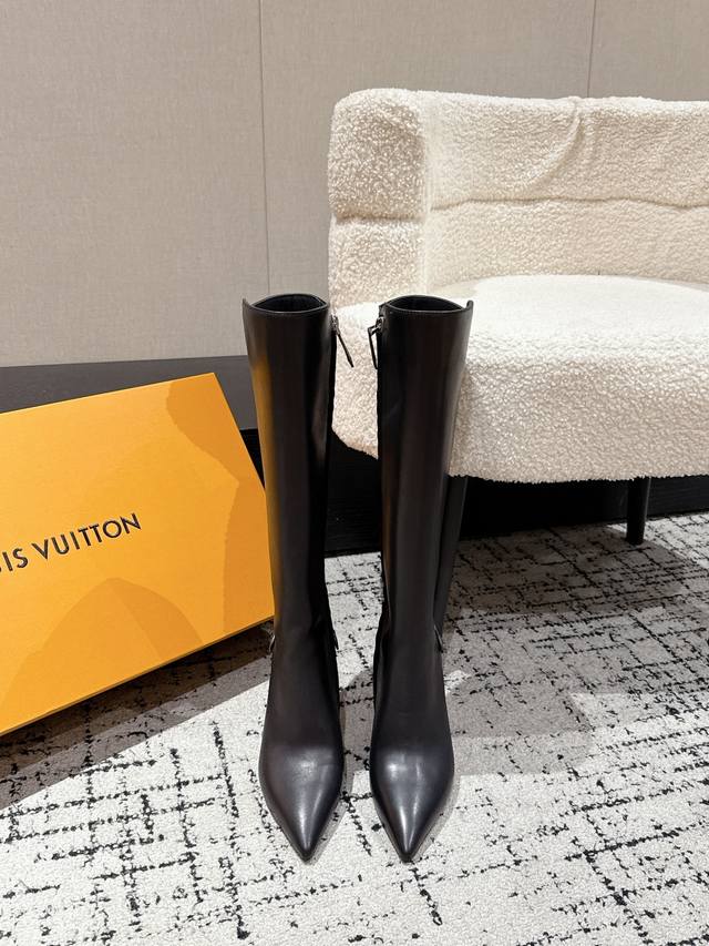 Louis Vuitton 早秋新款 25 Lv Legacy 尖头高跟长靴侧拉链老花皮带长筒靴 本款 Legacy 及踝靴取材光滑牛皮革，搭配宛若品牌传统硬箱