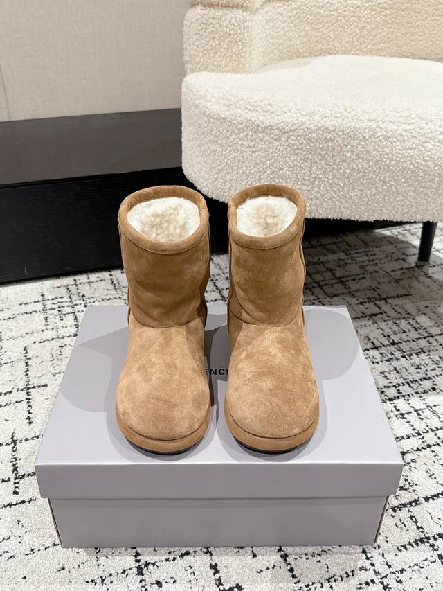 Balenciaga 巴黎世家 秋冬新款 25 中筒纯羊毛厚底雪地靴 简直不要太帅 设计感满满打破传统雪地靴的沉闷臃肿 个性十足 秋冬搭配小卫裤 牛仔裤 紧身裤