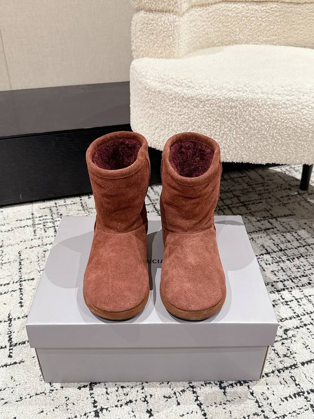 Balenciaga 巴黎世家 秋冬新款 25 中筒纯羊毛厚底雪地靴 简直不要太帅 设计感满满打破传统雪地靴的沉闷臃肿 个性十足 秋冬搭配小卫裤 牛仔裤 紧身裤