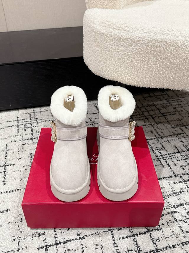 Roger Vivier Rv 25 Wf新品方钻扣厚底雪地靴 标志性方形水钻扣是视觉焦点 施华洛世奇钻饰星辰般的璀璨 直边与圆角的几何平衡里 藏着品牌半个多世