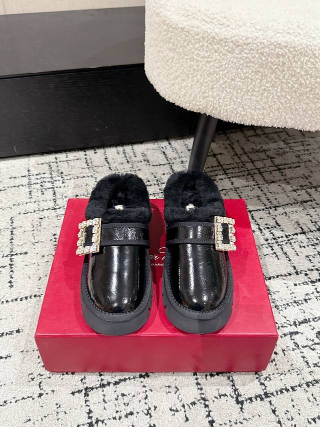 Roger Vivier Rv 25 Wf新品方钻扣厚底雪地靴 标志性方形水钻扣是视觉焦点 施华洛世奇钻饰星辰般的璀璨 直边与圆角的几何平衡里 藏着品牌半个多世