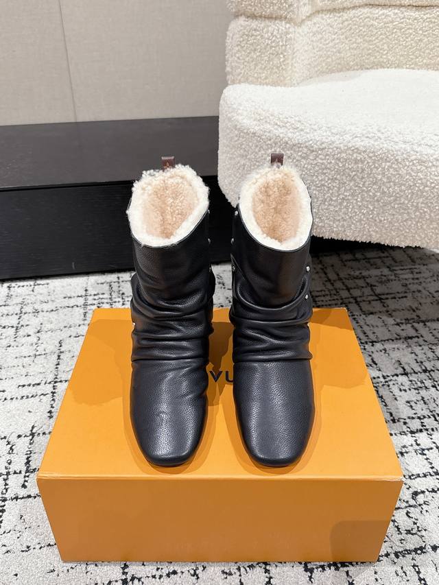 路易威登Louis Vuitton秋冬最新走秀款 堆堆靴 超多明星时尚博主种草 Lv秀场出镜率最高的单品 当下最流行的型体隔板设计 结合时下最火的皮料 打造中性