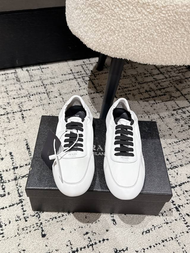 代购级 Prada 普拉达 25 最新 走秀 休闲 阿甘 德训鞋 出镜率很高的就是这款德训鞋 外形是像芭蕾舞鞋一样的跑鞋，柔软的皮质加上Prada 专属尼龙材质