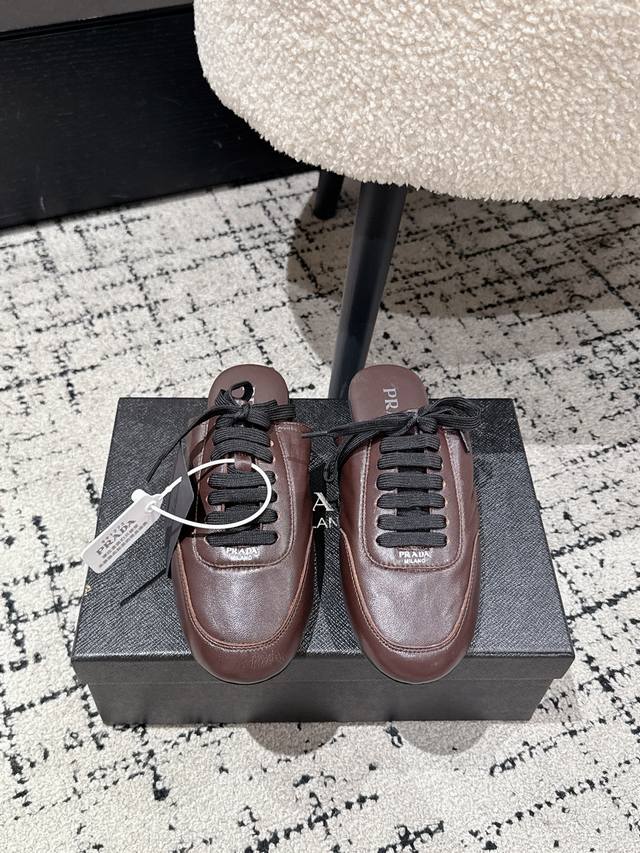 代购级 Prada 普拉达 25 最新 走秀 休闲 阿甘 德训鞋 出镜率很高的就是这款德训鞋 外形是像芭蕾舞鞋一样的跑鞋，柔软的皮质加上Prada 专属尼龙材质