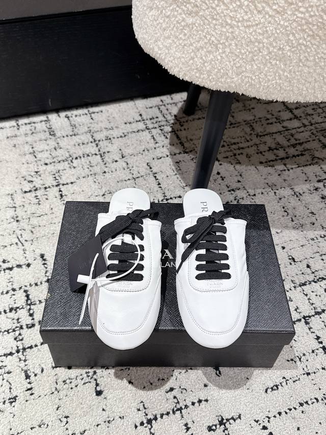 代购级 Prada 普拉达 25 最新 走秀 休闲 阿甘 德训鞋 出镜率很高的就是这款德训鞋 外形是像芭蕾舞鞋一样的跑鞋，柔软的皮质加上Prada 专属尼龙材质