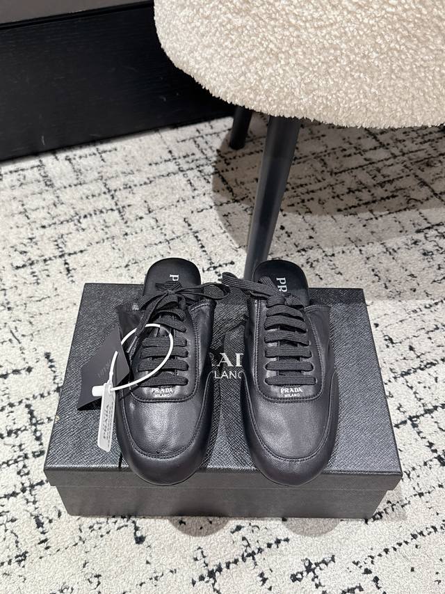 代购级 Prada 普拉达 25 最新 走秀 休闲 阿甘 德训鞋 出镜率很高的就是这款德训鞋 外形是像芭蕾舞鞋一样的跑鞋，柔软的皮质加上Prada 专属尼龙材质