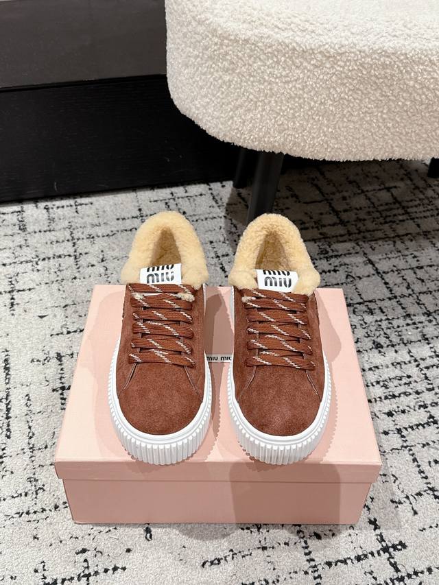 K010 Miumiu 25 秋冬新款 羊毛厚底饼干鞋 冬季经典升级加羊毛 增高4厘米的同时，既有饼干鞋的秀气轻盈，又有毛毛质感的可爱和保暖性可谓是时尚与实用并