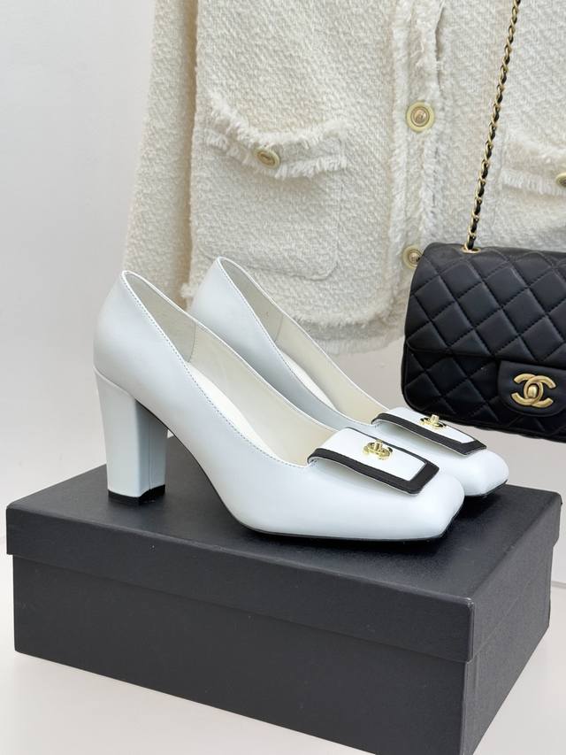 厂价 Chane*｜小香25K走秀款双C 大方头高跟鞋 当巴黎大皇宫的秀场灯光聚焦于足尖 这双走秀款大方头高跟鞋便以利落姿态 写下经典与创新的时尚注解 。 标志