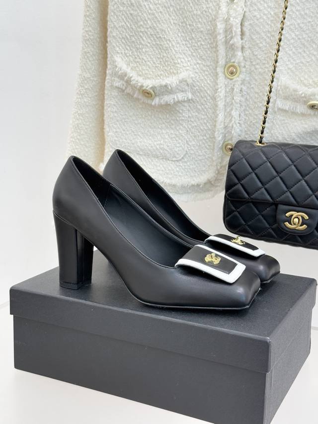 厂价 Chane*｜小香25K走秀款双C 大方头高跟鞋 当巴黎大皇宫的秀场灯光聚焦于足尖 这双走秀款大方头高跟鞋便以利落姿态 写下经典与创新的时尚注解 。 标志