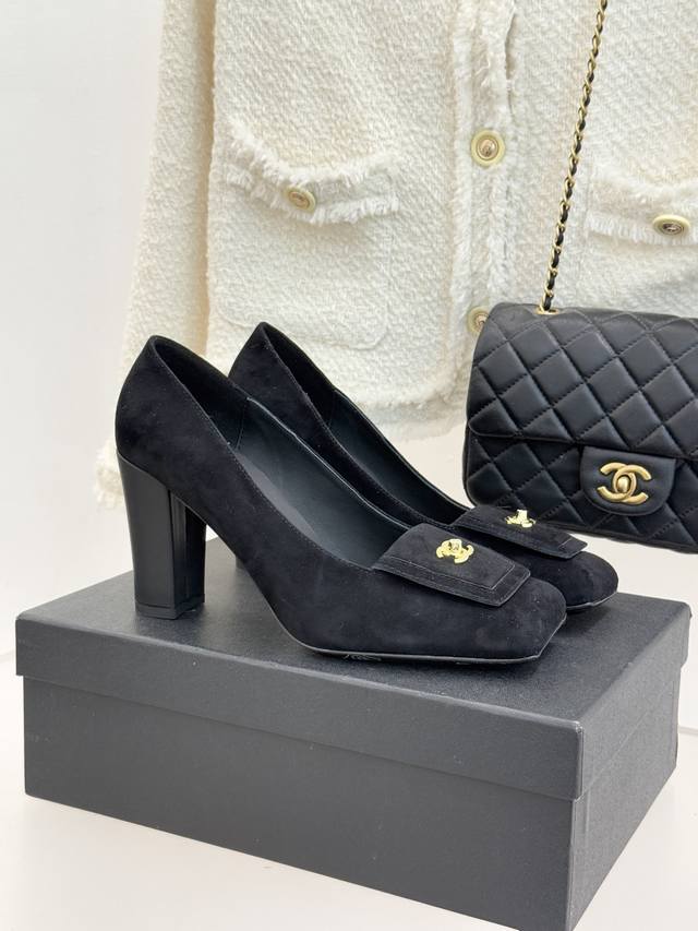 厂价 Chane*｜小香25K走秀款双C 大方头高跟鞋 当巴黎大皇宫的秀场灯光聚焦于足尖 这双走秀款大方头高跟鞋便以利落姿态 写下经典与创新的时尚注解 。 标志