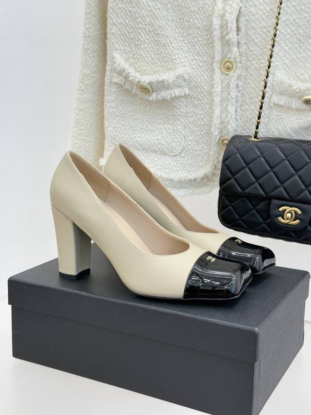 厂价 Chane*｜小香25K走秀款双C 大方头高跟鞋 当巴黎大皇宫的秀场灯光聚焦于足尖 这双走秀款大方头高跟鞋便以利落姿态 写下经典与创新的时尚注解 。 标志