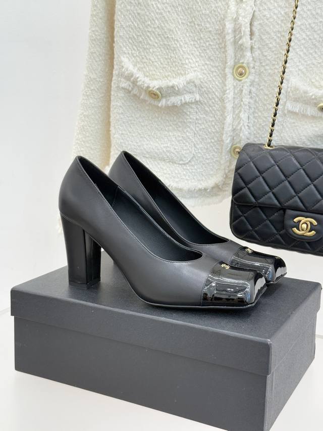 厂价 Chane*｜小香25K走秀款双C 大方头高跟鞋 当巴黎大皇宫的秀场灯光聚焦于足尖 这双走秀款大方头高跟鞋便以利落姿态 写下经典与创新的时尚注解 。 标志