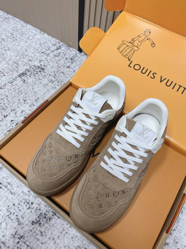 顶级版本： Lv路易威登25爆款 情侣 Stadium系列 休闲 德训鞋 今年的大爆款，专柜一鞋难求 颜值很高，超漂亮 上脚又软又轻便，超舒服 码数：35-45