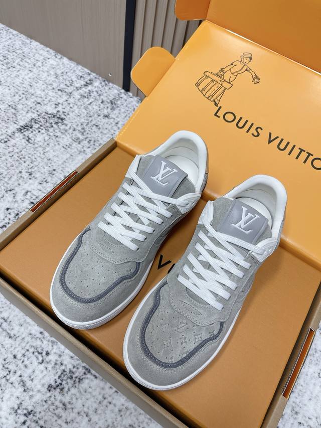 顶级版本： Lv路易威登25爆款 情侣 Stadium系列 休闲 德训鞋 今年的大爆款，专柜一鞋难求 颜值很高，超漂亮 上脚又软又轻便，超舒服 码数：35-45