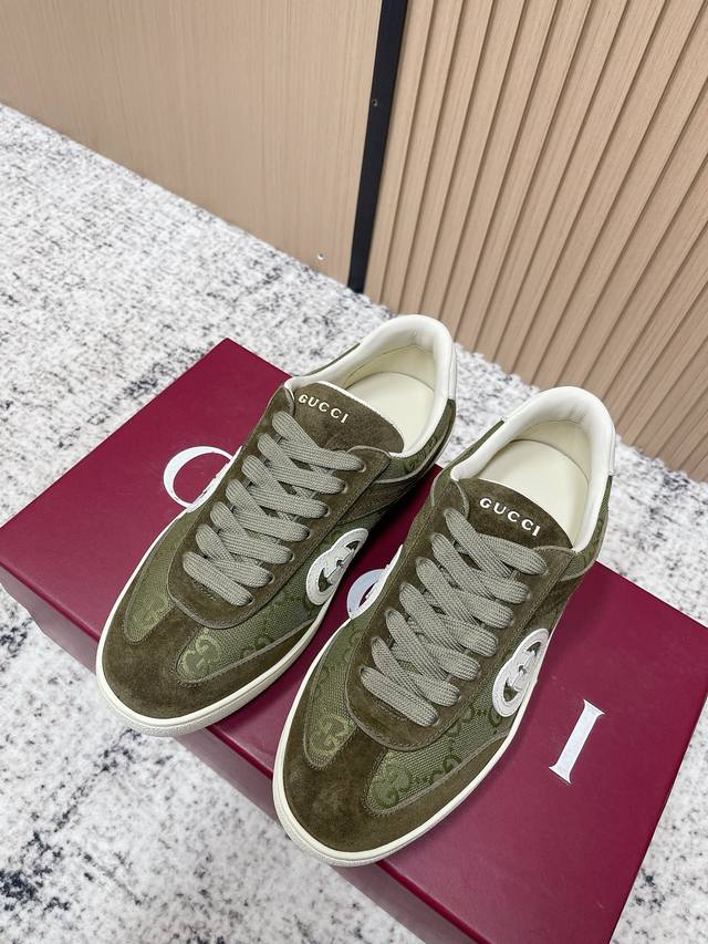 顶级版本： Gucci古驰 最新款 双G 情侣款 休闲 运动鞋 德训鞋 阿甘鞋 鞋面采用创新缝线工艺制作 打造如水般的流动质感 皮革设计搭配三维立体互扣式双G皮