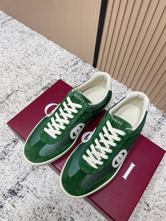 顶级版本： Gucci古驰 最新款 双G 情侣款 休闲 运动鞋 德训鞋 阿甘鞋 鞋面采用创新缝线工艺制作 打造如水般的流动质感 皮革设计搭配三维立体互扣式双G皮