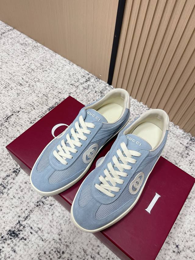 顶级版本： Gucci古驰 最新款 双G 情侣款 休闲 运动鞋 德训鞋 阿甘鞋 鞋面采用创新缝线工艺制作 打造如水般的流动质感 皮革设计搭配三维立体互扣式双G皮