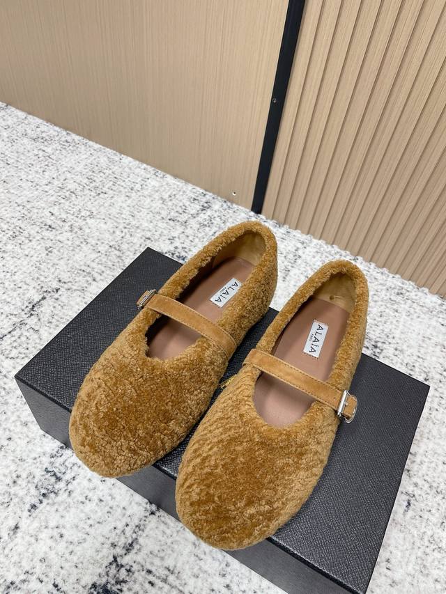 顶级版本： Alaia阿莱亚 羊羔毛法式芭蕾舞鞋羊毛面玛丽珍平底单鞋老钱风 原本更具有柔美浪漫气息的芭蕾平底鞋采用麂皮绒鞋面，传统的芭蕾风格具有了更多施展的可能