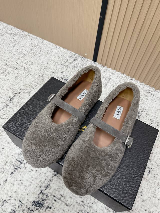 顶级版本： Alaia阿莱亚 羊羔毛法式芭蕾舞鞋羊毛面玛丽珍平底单鞋老钱风 原本更具有柔美浪漫气息的芭蕾平底鞋采用麂皮绒鞋面，传统的芭蕾风格具有了更多施展的可能