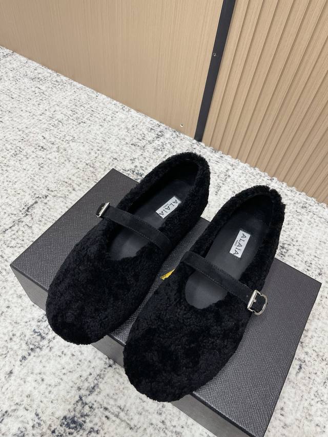 顶级版本： Alaia阿莱亚 羊羔毛法式芭蕾舞鞋羊毛面玛丽珍平底单鞋老钱风 原本更具有柔美浪漫气息的芭蕾平底鞋采用麂皮绒鞋面，传统的芭蕾风格具有了更多施展的可能