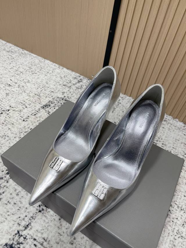 高品质出厂： Balenciaga巴黎世家 26春夏新款Bb扣尖头五金扣饰气质高跟鞋后空凉鞋单鞋系列 原版购入开发！经典巴黎家独有的时尚魅力，上脚超有范！！秋冬