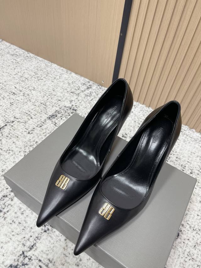 高品质出厂： Balenciaga巴黎世家 26春夏新款Bb扣尖头五金扣饰气质高跟鞋后空凉鞋单鞋系列 原版购入开发！经典巴黎家独有的时尚魅力，上脚超有范！！秋冬