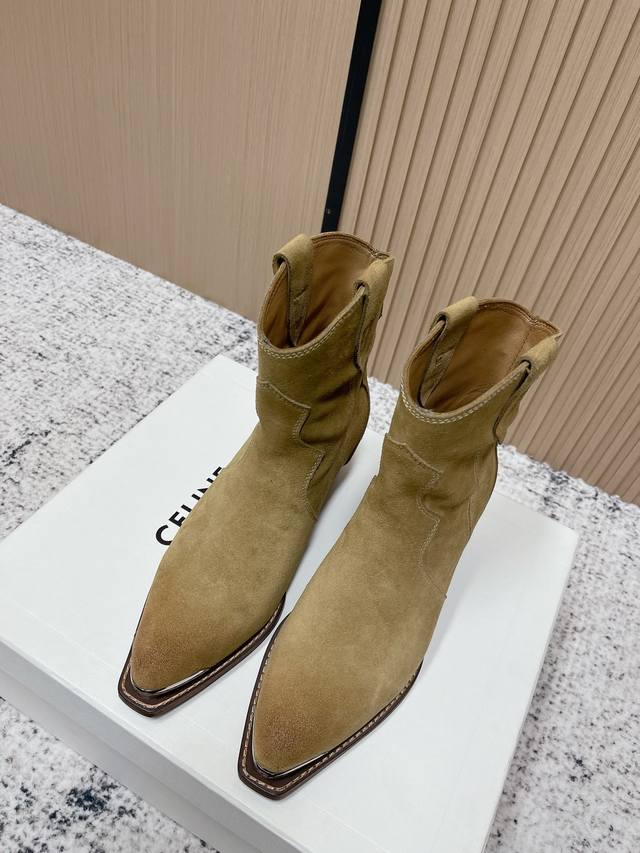 顶级版本： Celine*赛琳 2025Ss秋冬专柜新款英伦风复古高跟短靴骑士靴 集现代、传统与酷炫风格与一身。其标志性设计采用了上乘材质，具有敏锐独道的细节设