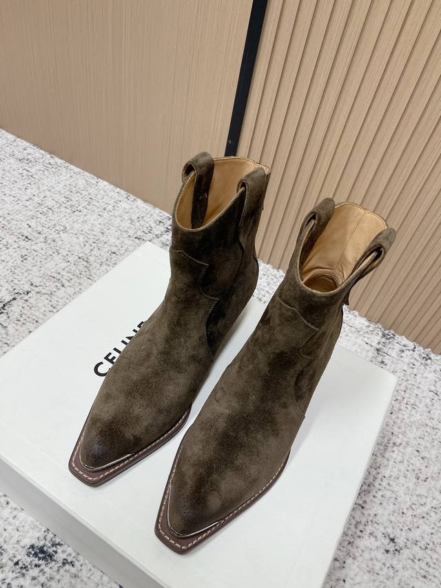 顶级版本： Celine*赛琳 2025Ss秋冬专柜新款英伦风复古高跟短靴骑士靴 集现代、传统与酷炫风格与一身。其标志性设计采用了上乘材质，具有敏锐独道的细节设