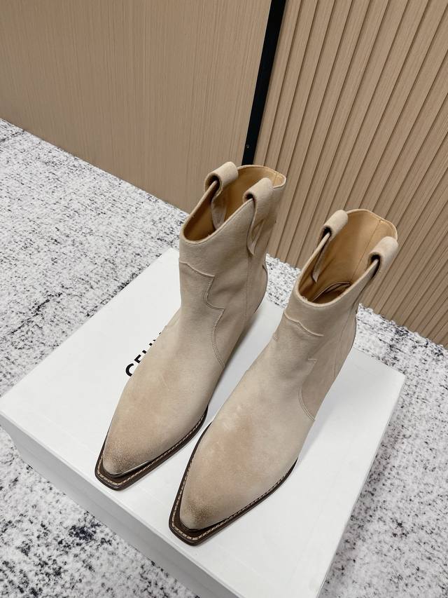 顶级版本： Celine*赛琳 2025Ss秋冬专柜新款英伦风复古高跟短靴骑士靴 集现代、传统与酷炫风格与一身。其标志性设计采用了上乘材质，具有敏锐独道的细节设