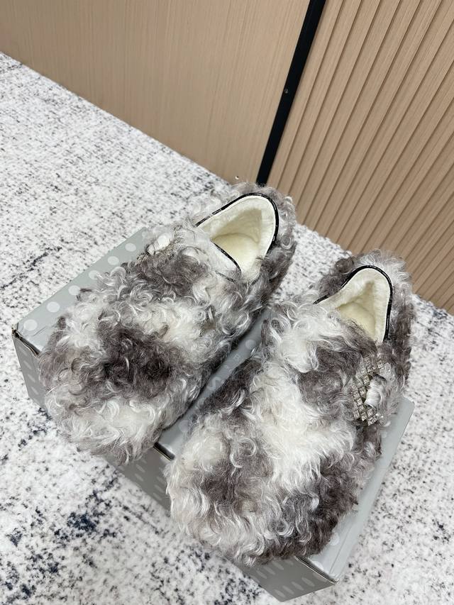 顶级版本： Birkenstock 博肯 潮流时尚 休闲毛毛鞋 人体工程学设计符合脚形的脚床，软木材质穿着超级轻便舒适，楦形线条优美，做工精致，长时间穿着不累脚