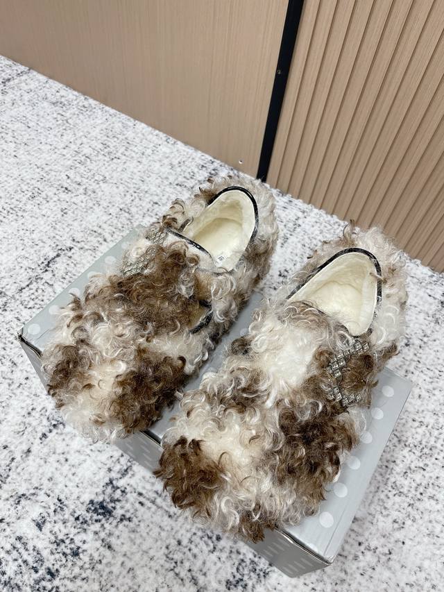 顶级版本： Birkenstock 博肯 潮流时尚 休闲毛毛鞋 人体工程学设计符合脚形的脚床，软木材质穿着超级轻便舒适，楦形线条优美，做工精致，长时间穿着不累脚
