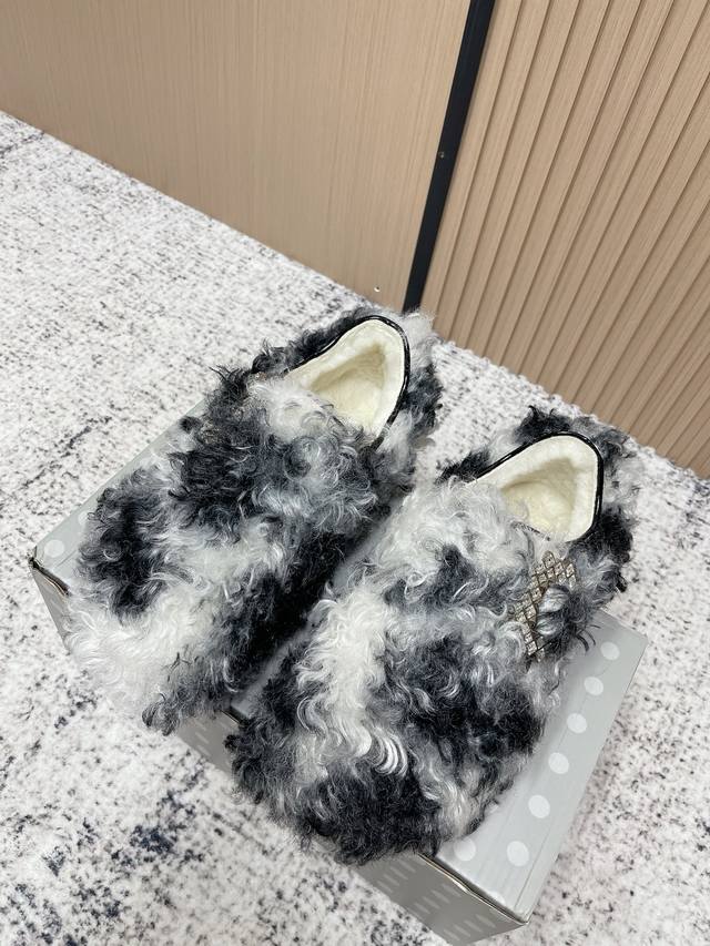 顶级版本： Birkenstock 博肯 潮流时尚 休闲毛毛鞋 人体工程学设计符合脚形的脚床，软木材质穿着超级轻便舒适，楦形线条优美，做工精致，长时间穿着不累脚