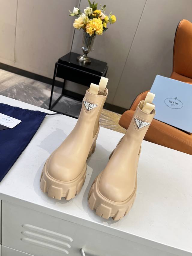 级顶 Sss重磅推出普拉达短靴系列 Prada早秋冬T台走秀网红同款＂梦造不夜城＂，Prada能在重要场合用得上了，清新风带点小贵气的感觉，上脚非常完美穿搭配上